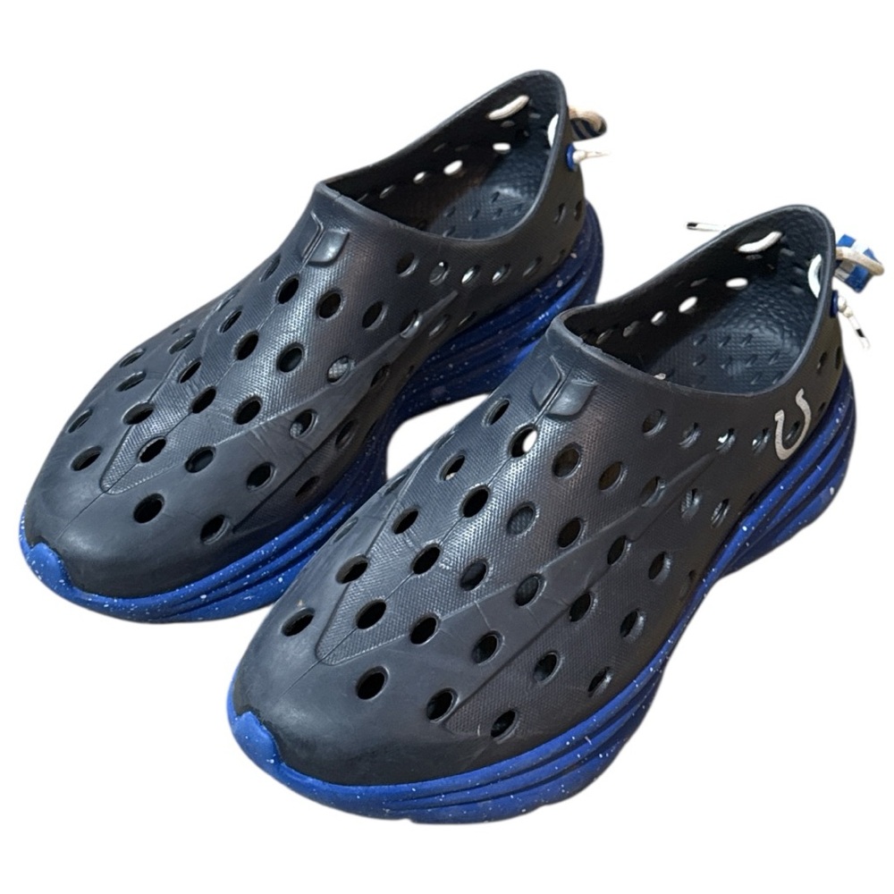 Blue Athletic Shoes with Ventilation and Quick-Drying Features